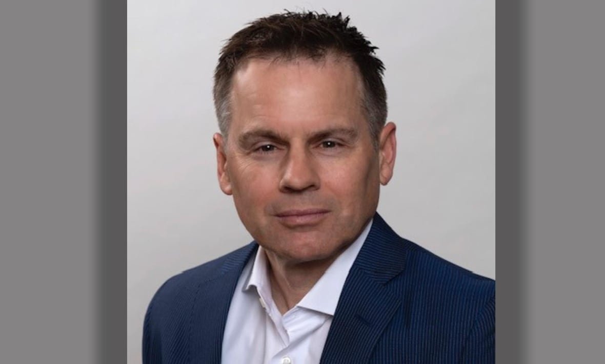A picture of a man wearing a suit with dark hair. 