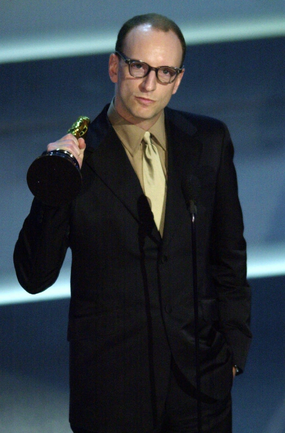 Steven Soderbergh holds up his Oscar for best director for the film "Traffic," as he speaks during the 73rd annual Academy Awards Sunday March 25, 2001 in Los Angeles. (AP Photo/Kevork Djansezian)