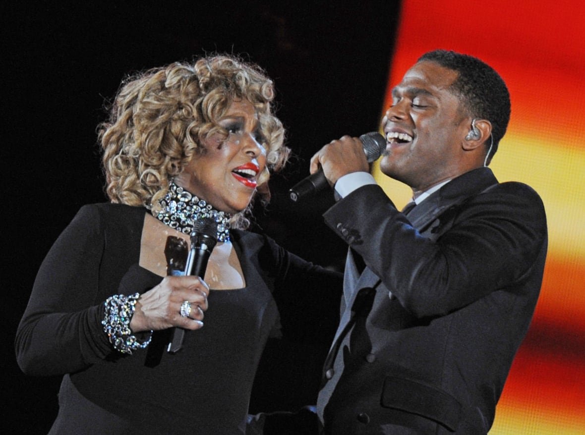 Singer Maxwell (R) and Roberta Flack perform during the Grammy Show at the 52nd Grammy Awards in Los Angeles, California on January 31, 2010.