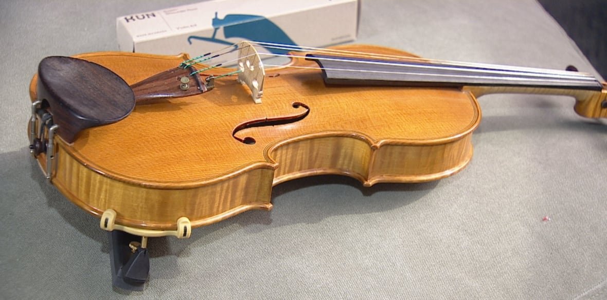 A Kun shoulder rest is displayed on a full size violin